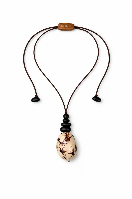 Esencia Black Pendant Necklace