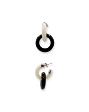 Load image into Gallery viewer, Raíces Black Earrings
