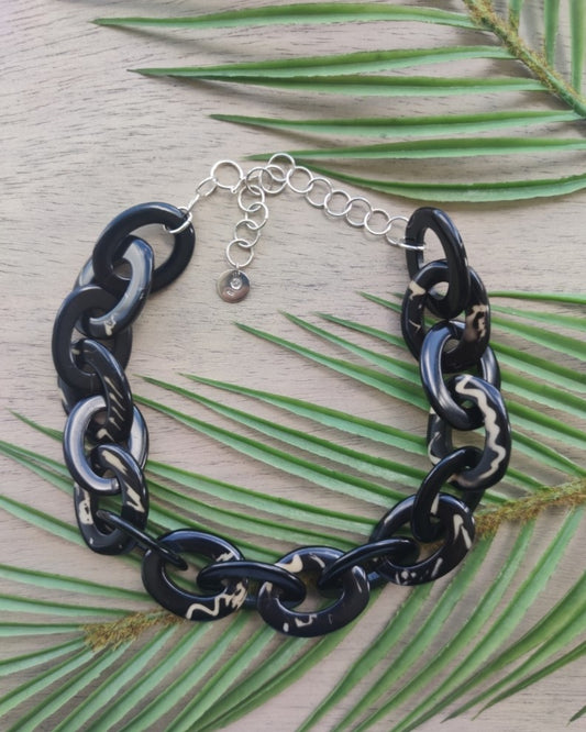 Raíces Marbled Black Necklace